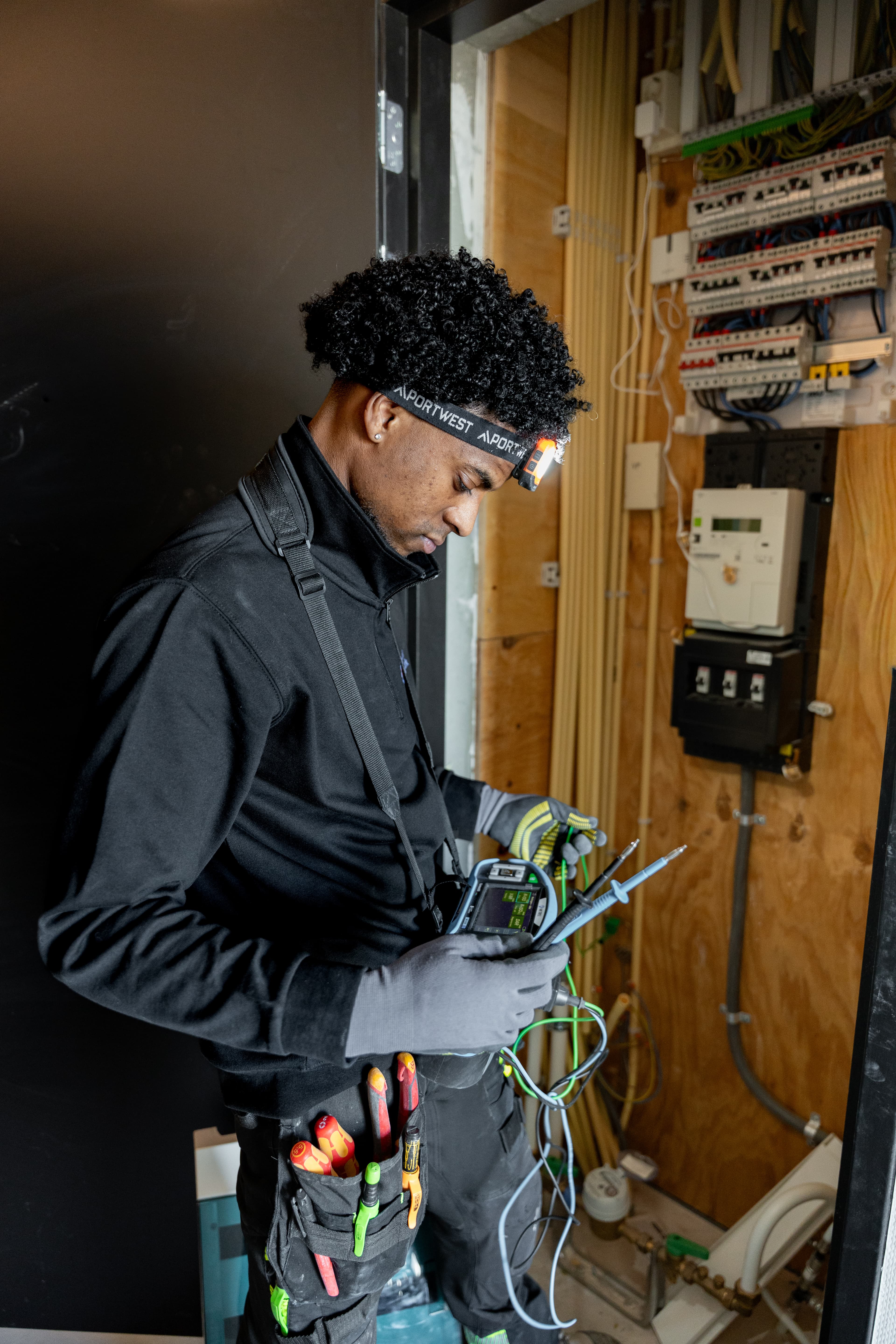 Technical Teamwork monteur inspecteert elektrische installatie