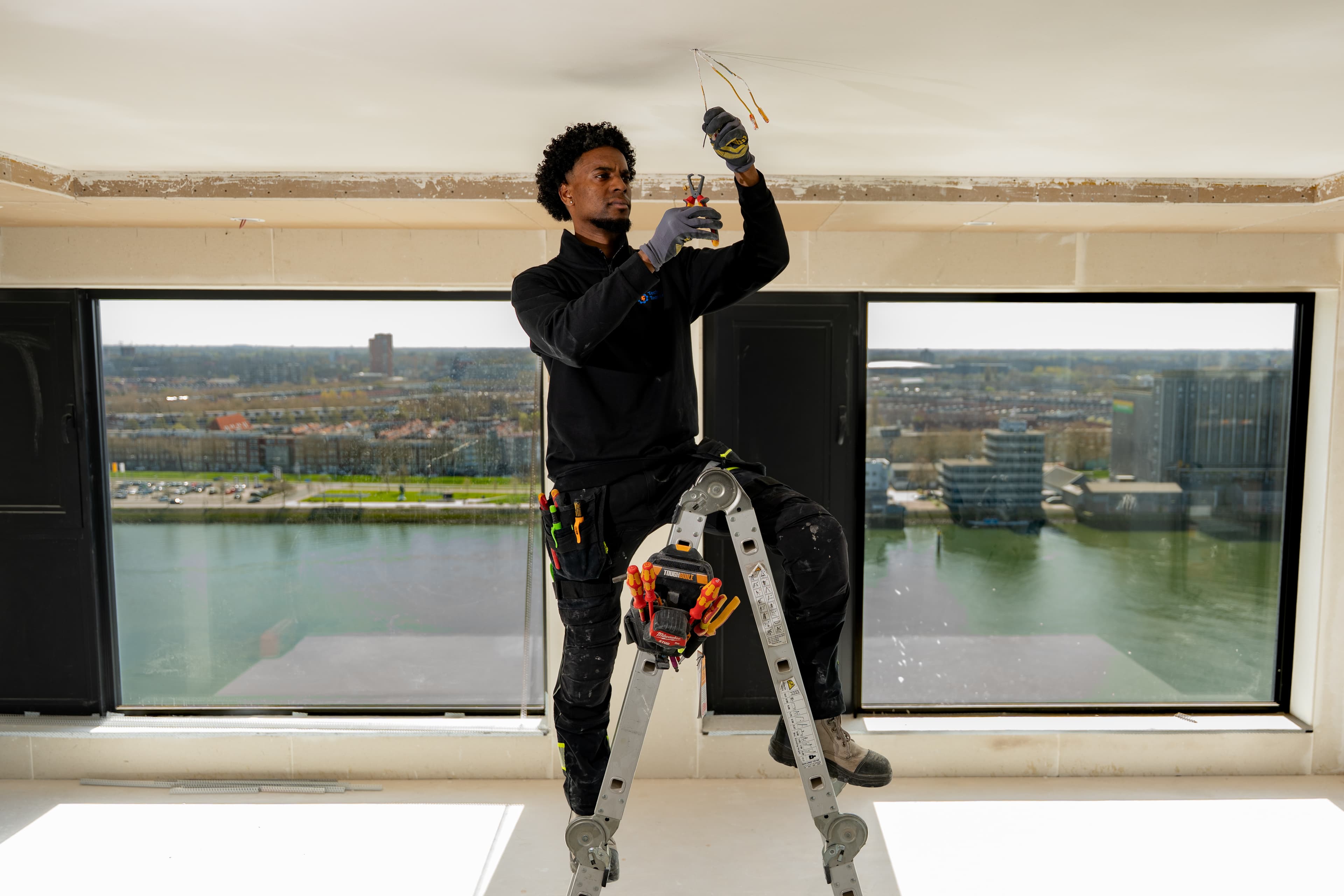 Technical Teamwork monteur installeert elektra